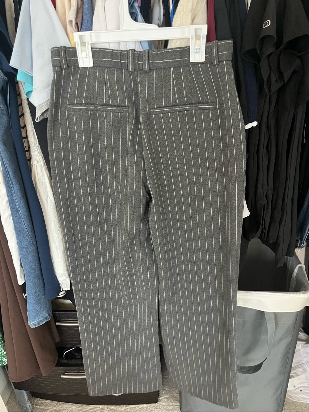 Abercrombie & Fitch Sloane Tailored Wide Leg Pant in Grey Pinstripe - Picture 3 of 4